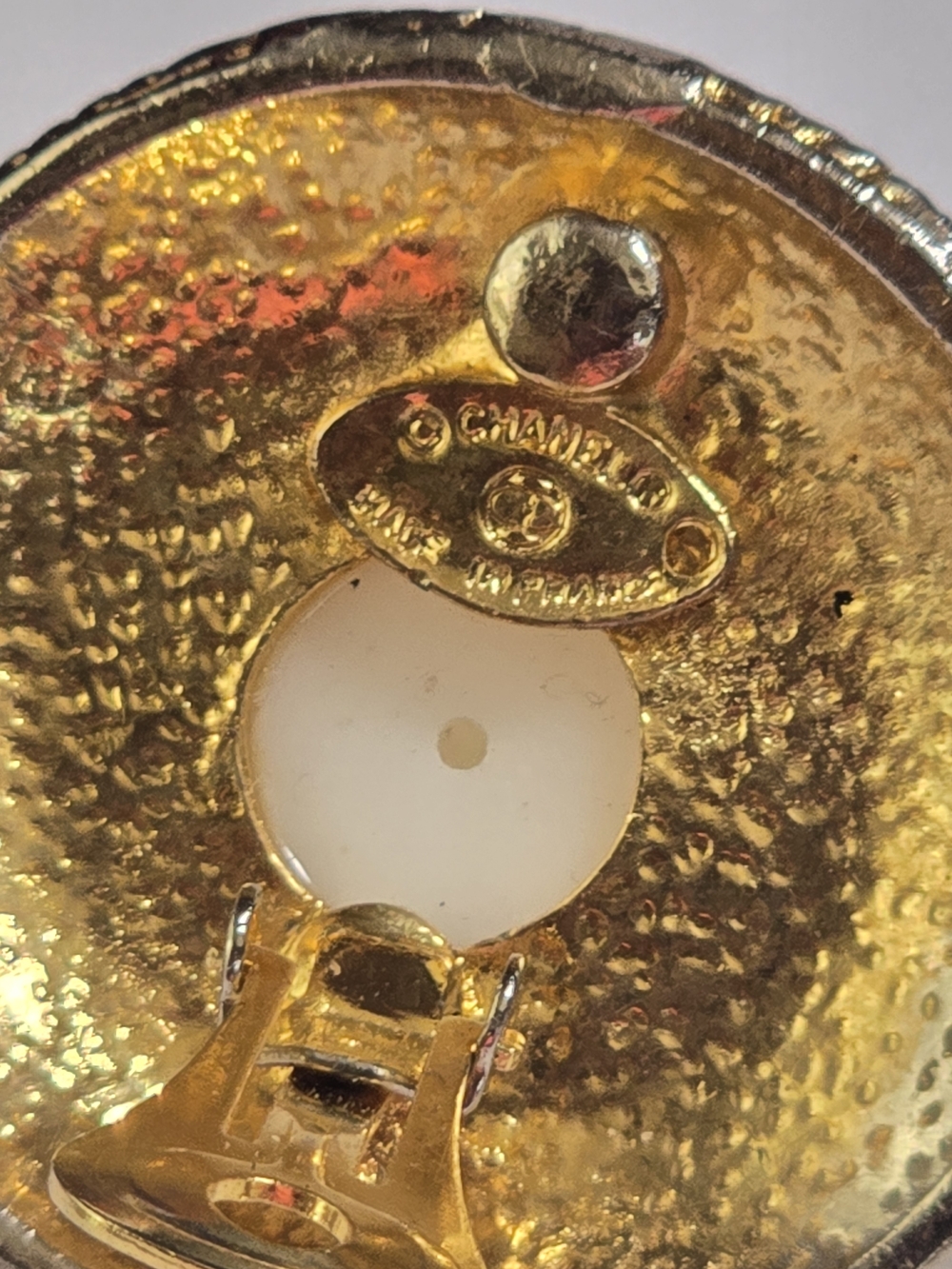CHANEL ELEGANT VINTAGE Black and Gold Round Pearl-Style Button Earrings - Picture 5 of 7